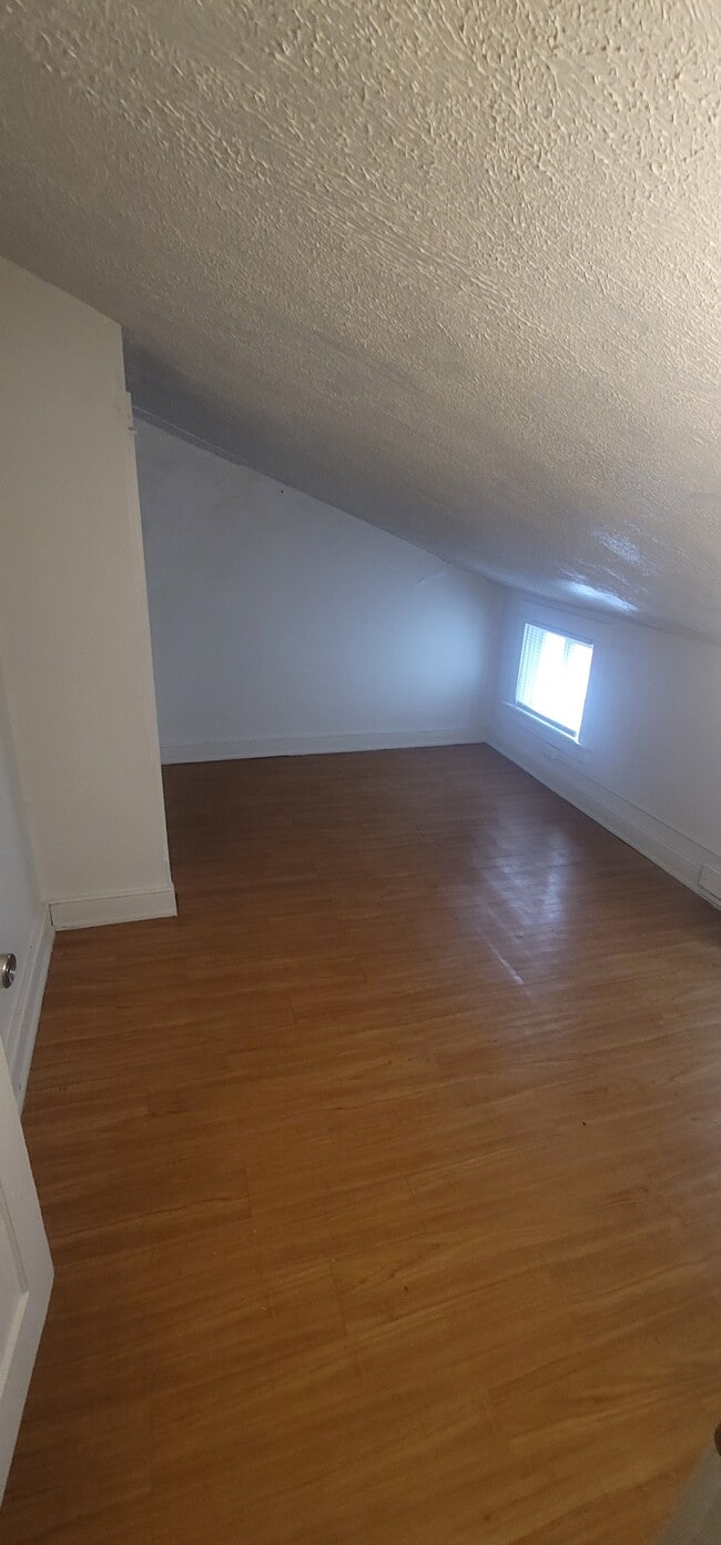 Building Photo - 438 E Strawberry St