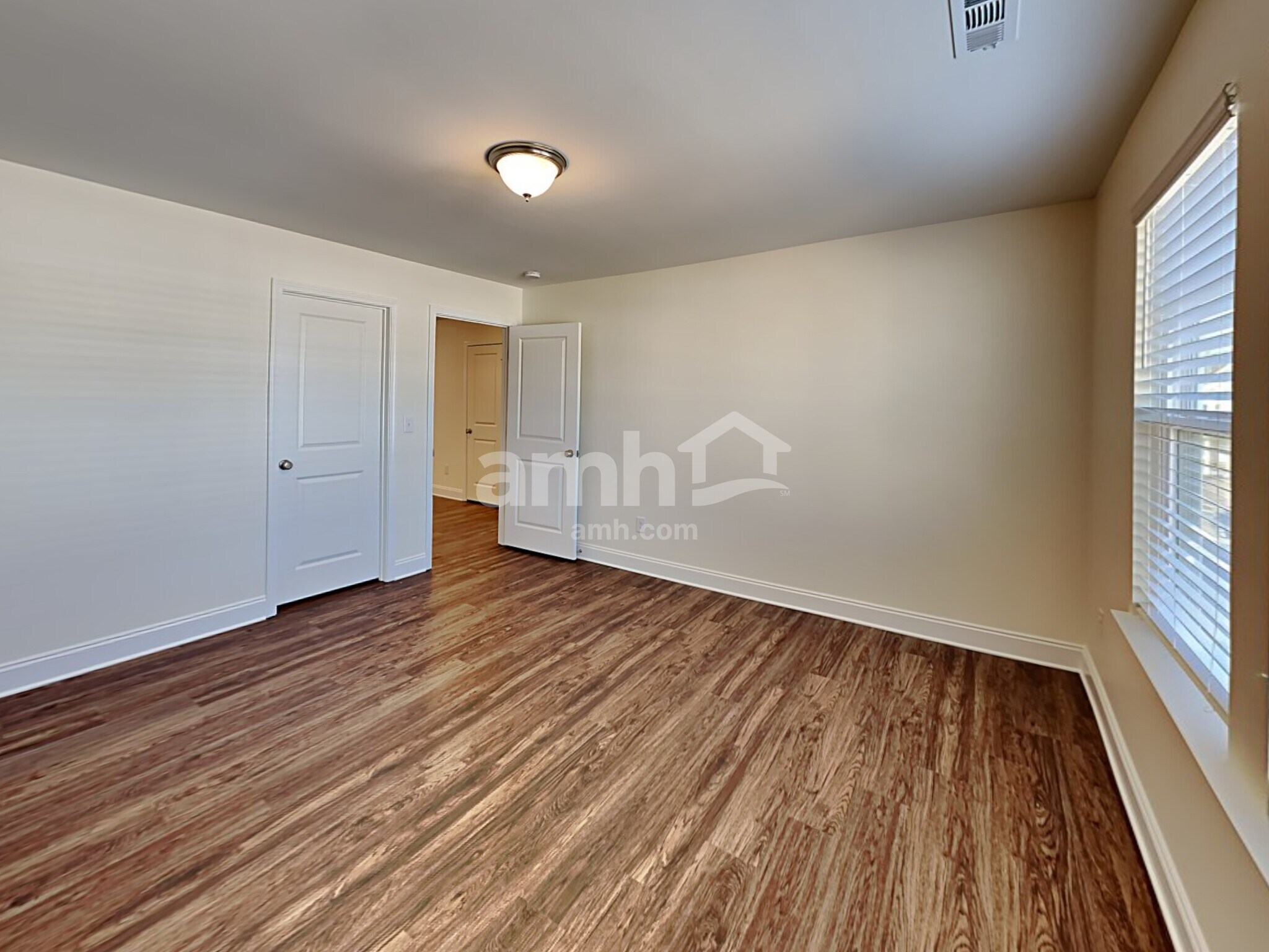 Building Photo - 1331 Lomond Dr