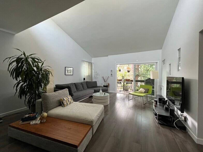 Building Photo - 6151 Canterbury Dr