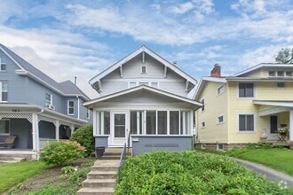 Building Photo - Large 4 Bedroom Home