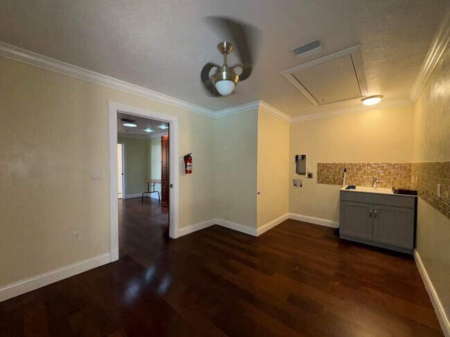 Building Photo - Gorgeous 5 Bedroom Pool Home in Ormond