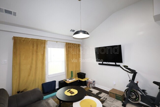 Building Photo - 936 Halsey Ln