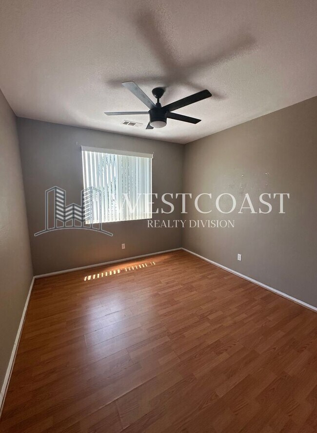 Building Photo - Bright & Spacious 4-Bed Townhome in Prime ...