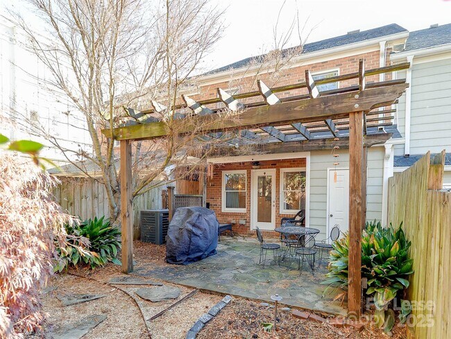 Building Photo - 527 Hawthorne Ln