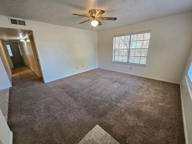 Building Photo - College Station - 3 bedroom / 2 bath 4 plex- downstair units.