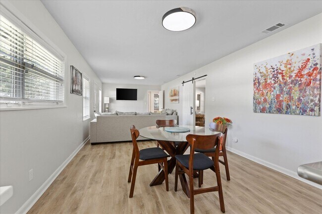 Building Photo - 2425 Bruce Ln