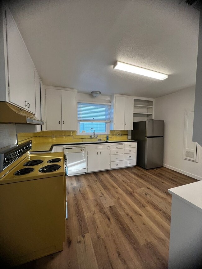 Building Photo - 800 N West St