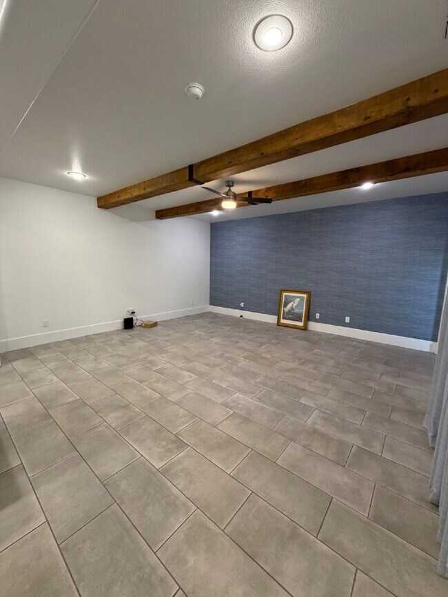 Building Photo - Spacious 3/2/2