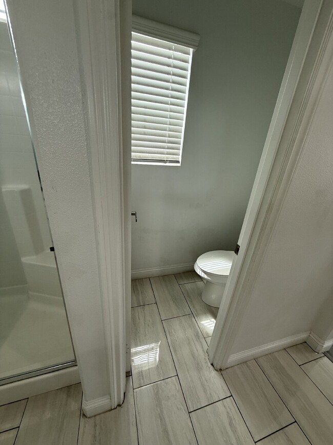 Building Photo - New Gas Range & Refrigerator.  Spacious rooms, private yard and RV parking.  Must see - Won't las...