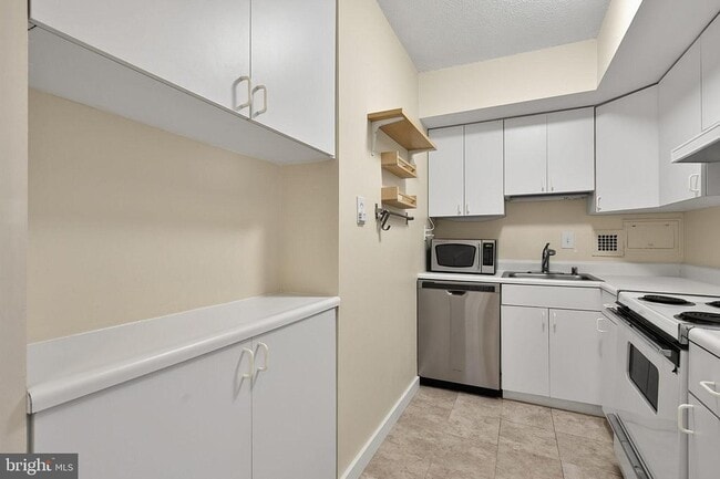 Building Photo - 1301 Delaware Ave SW