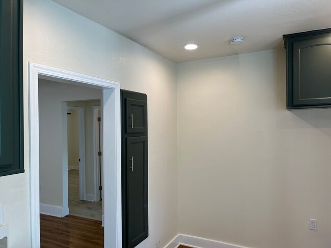 Building Photo - Beautifully Renovated 2 Bed / 1 Bath in Co...