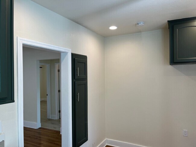 Building Photo - Beautifully Renovated 2 Bed / 1 Bath in Compton!