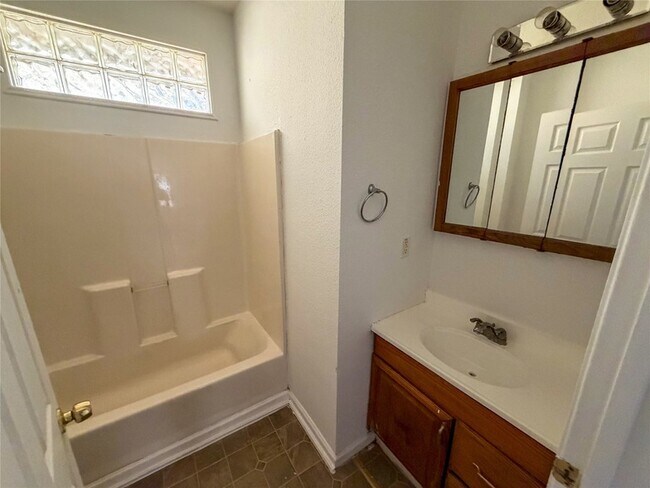 Building Photo - 114 E Hull St