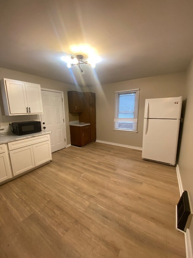 Building Photo - 829 Carson Rd