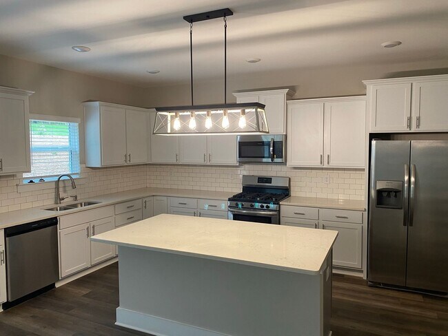 Building Photo - 5 Bed 3 Bath in Stone Mountain!