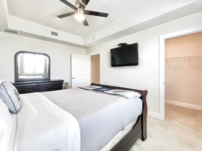Building Photo - 1044 Bay Colony Dr S