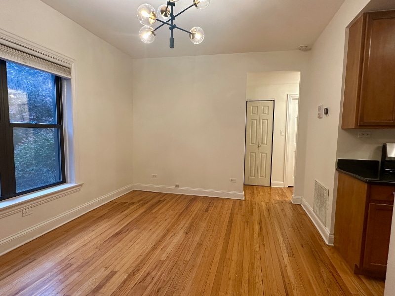 Building Photo - 903 W Cornelia Ave