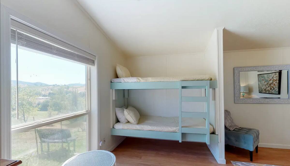 bunk beds in master bedroom - 2365 Washington St
