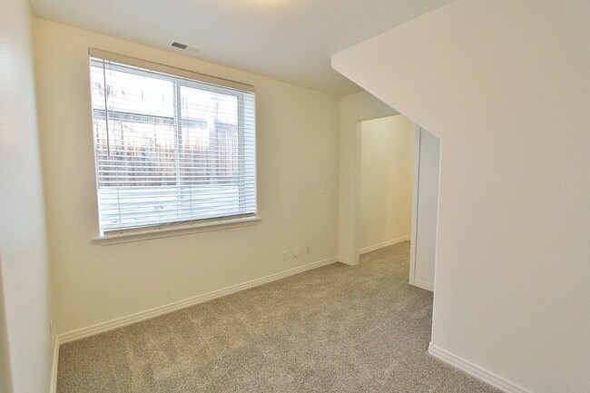 Building Photo - Quaint Cottage-Style Home in SE Boise