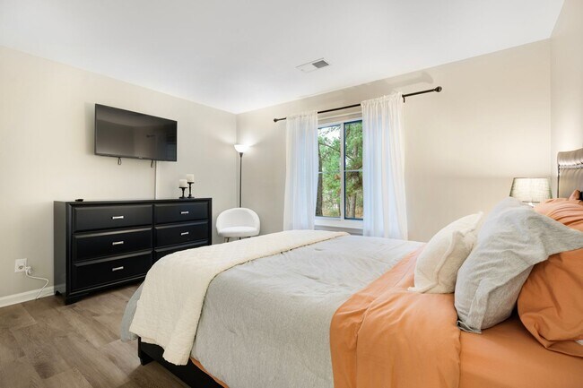 Building Photo - *PARK FLEX STAYS - FULLY FURNISHED* Welcome to your home base in South Durham!