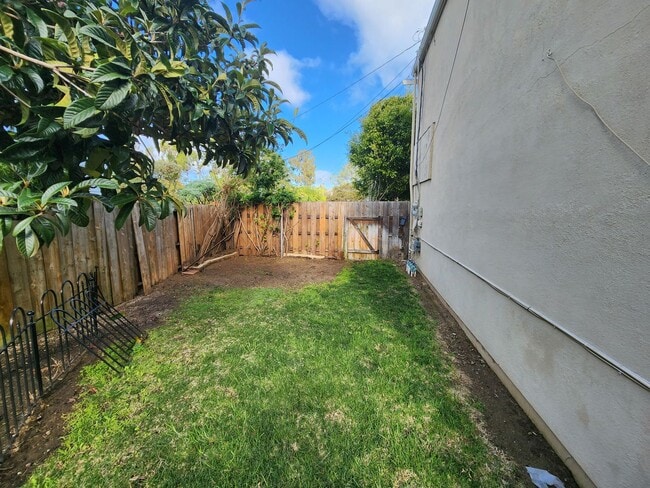 Building Photo - 2 bed/1 bath Condo in Cardiff - West of I-5