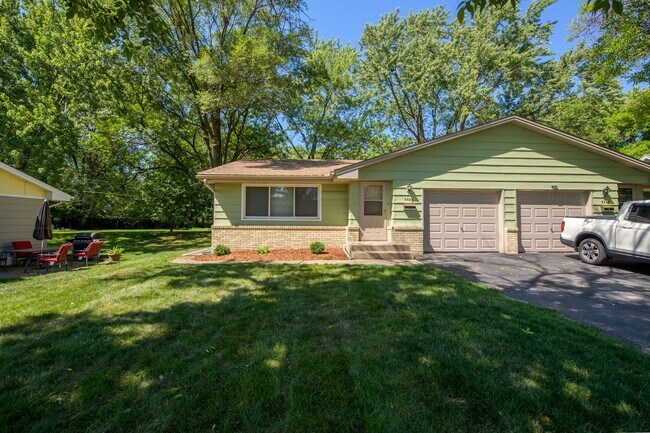 Building Photo - Beautiful 2Bed 1Bath Bloomington Twin Home...