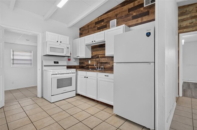 Building Photo - 7508 N Thatcher Ave