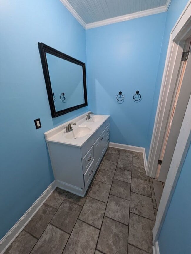 Building Photo - 3BD2BA Home in Newton