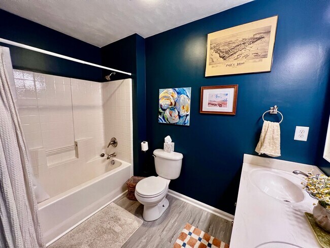 Building Photo - Charming 4 Bedroom home Near Virginia Beach Oceanfront!