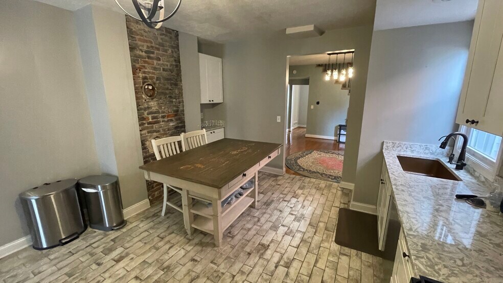 Building Photo - 615 Tripoli St