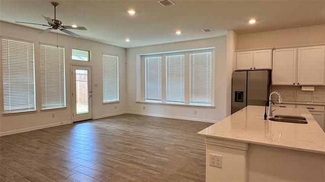 Building Photo - 917 Rosebay Dr