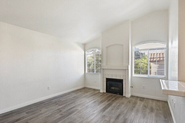 Building Photo - 2 Bedroom 2nd Floor West Vegas Condo