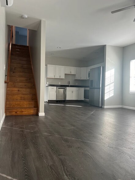 Building Photo - 348 Elm St