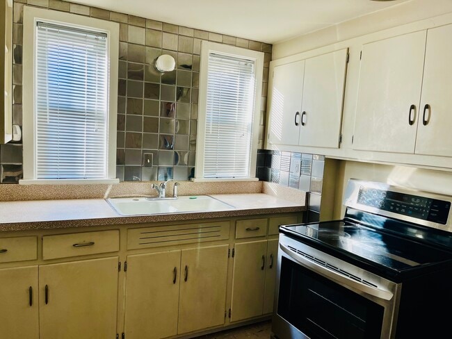 Building Photo - 115 E Monroe St