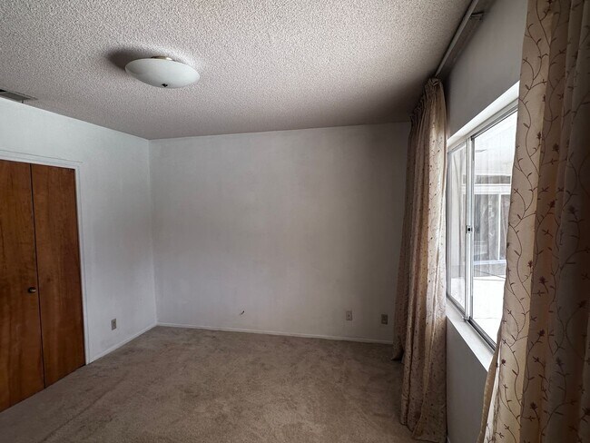 Building Photo - HOUSE