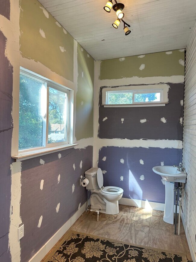 Building Photo - Upstairs 2 Bedroom - Near UCD Med Center