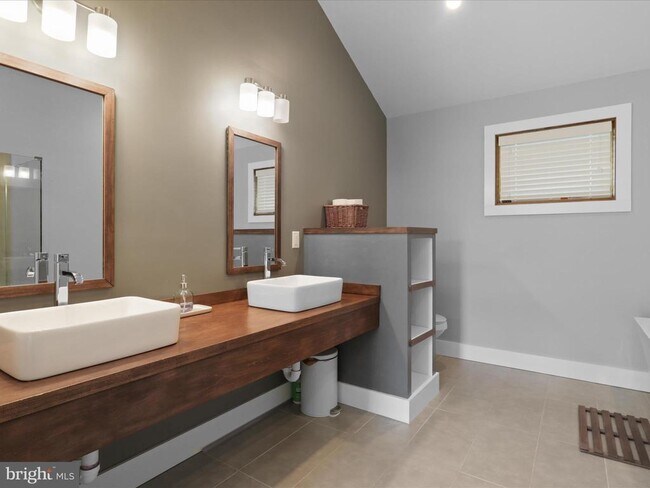 Building Photo - 3005 Rogers Dr