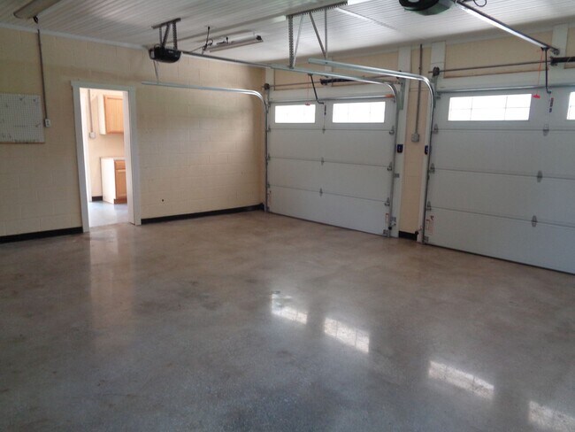 Building Photo - Lots of Space-Big Yard