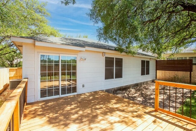 Building Photo - 2204 Coats Cir