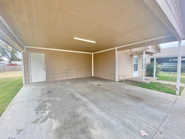 Building Photo - Move in special - second month's rent is $300 off.