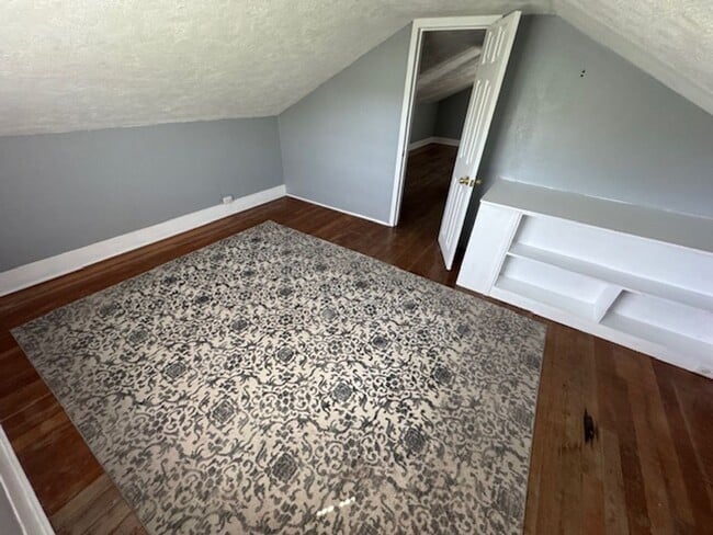 Building Photo - 3 Bedroom, 1 Bathroom Home - Located near ...