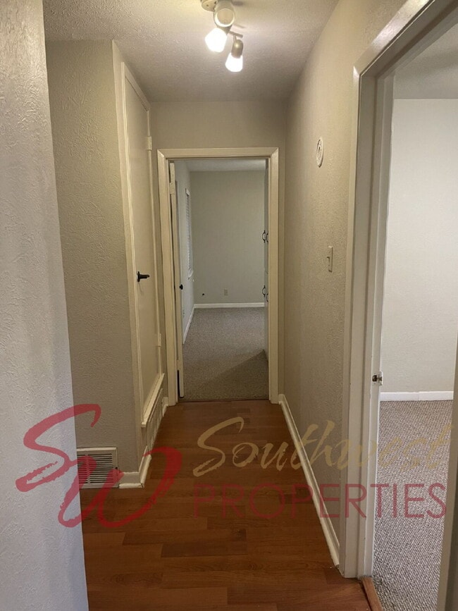 Building Photo - Charming 3 Bed / 2 Bath Home in a Quiet Central Neighborhood