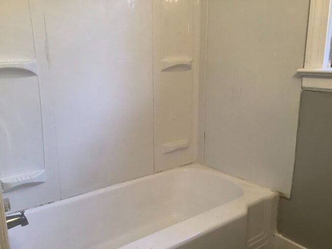 Building Photo - 2 Bedroom 1 Bath available for Rent