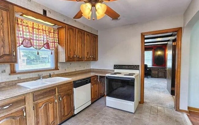 Building Photo - 3 Bedroom Home