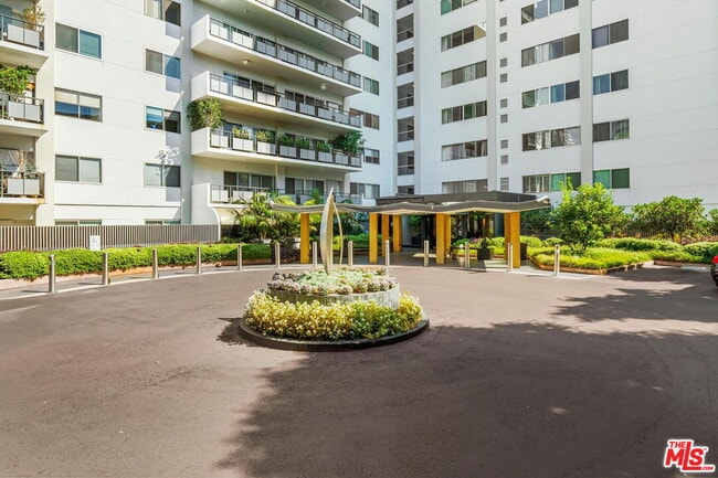 Building Photo - 1155 N La Cienega Blvd