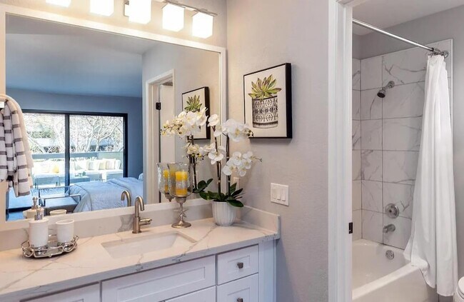 Building Photo - 1157 Shoreline Dr