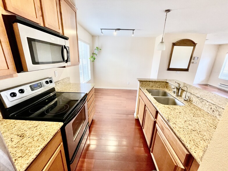 Building Photo - 300 Glenwood Cir