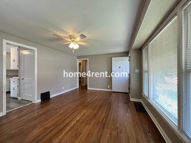 Building Photo - Cozy Ranch Style Home in KCMO w/ Wood Floors and a Fenced in Yard!