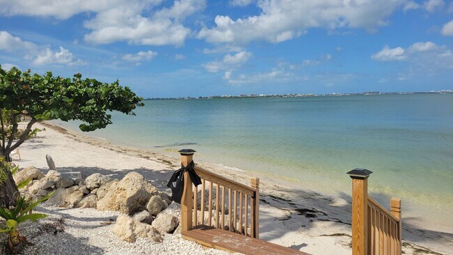 Building Photo - Beautifully renovated 2/2 condo downtown Sarasota with view of Bay!