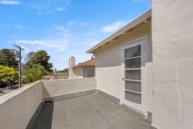 Building Photo - North Berkeley 2 Bedroom Rare Finds!